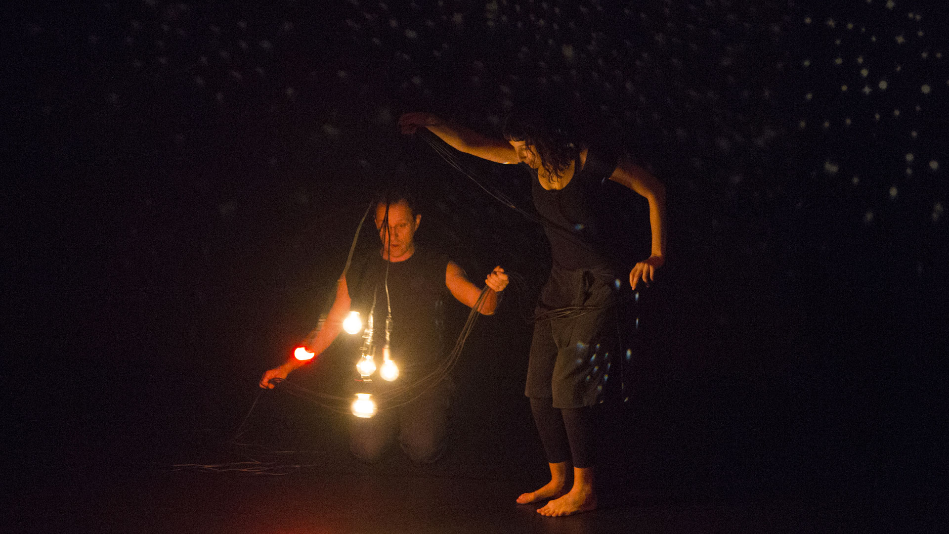 Sotto un’altra luce<br>3 maggio h. 16.30<br>4 maggio h. 10.30