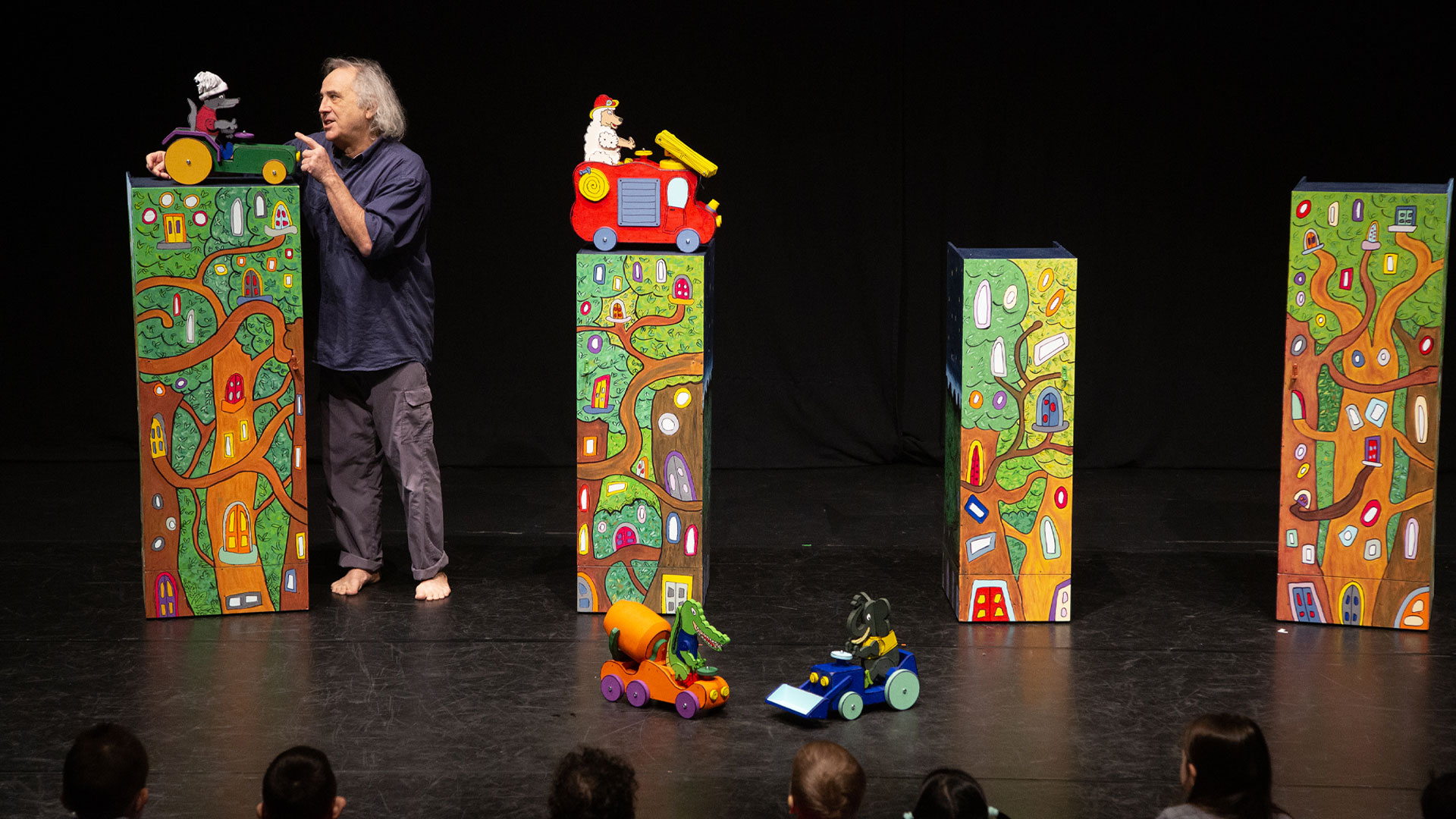 Un camion rosso dei pompieri<br>10 maggio h. 16.30<br>11 maggio h. 10.30